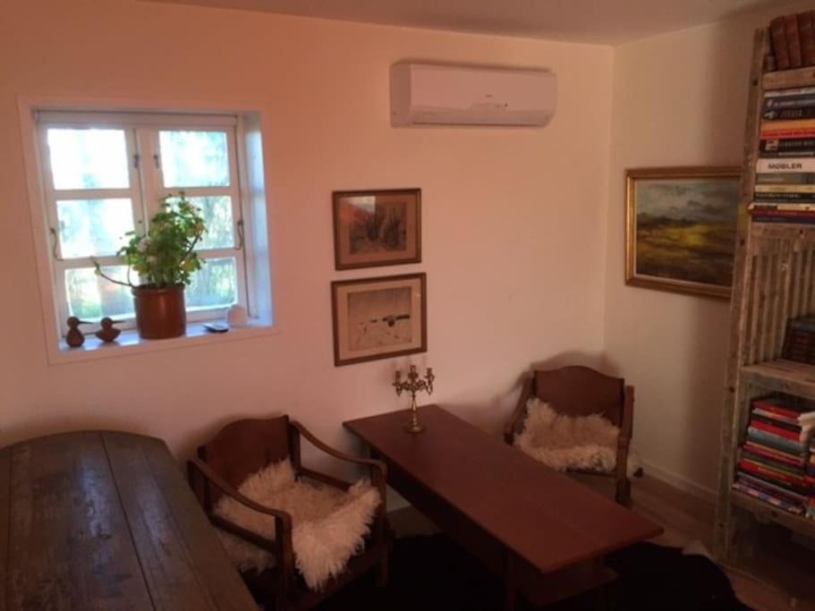 Idyllisk Anneks, Hvor Lejer Har Eget Hus. Feriehus