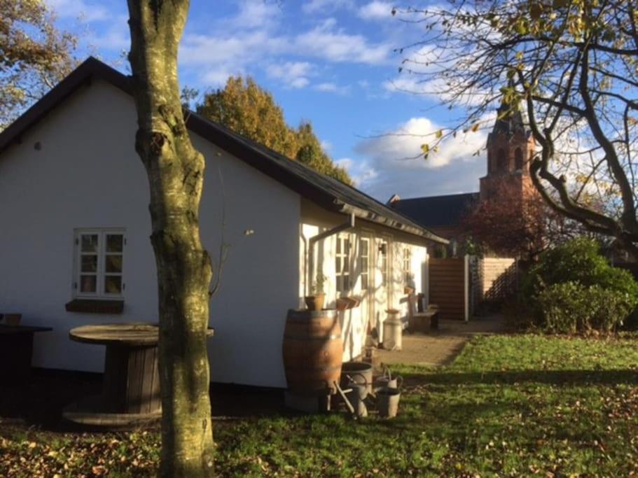 Idyllisk Anneks, Hvor Lejer Har Eget Hus. Feriehus *